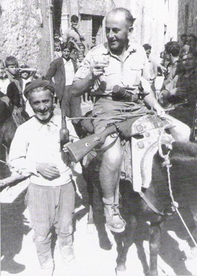 Σε κάποιο χωριό της Κρήτης κατά την διάρκεια της κατοχής όπου ο αναβάτης πιθανότατα είναι ο Σούμπερτ. Σε κάποιο χωριό της Κρήτης κατά την διάρκεια της κατοχής όπου ο αναβάτης πιθανότατα είναι ο Σούμπερτ.