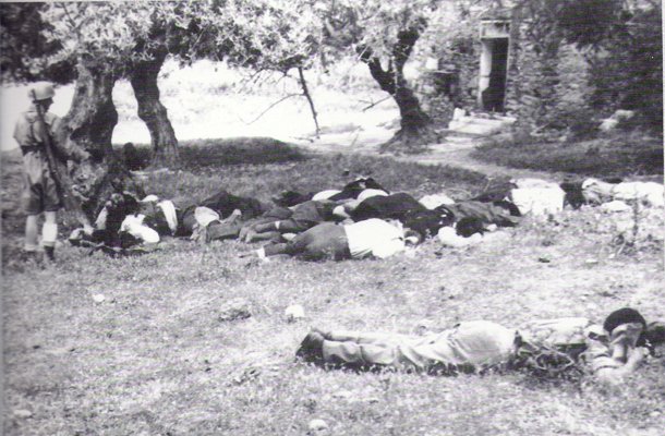 Αλεξιπτωτιστής δίνει την χαριστική βολή. Ο Franz-Peter Waxman, πολεμικός ανταποκριτής, πέρασε από στρατοδικείο και φυλακίστηκε επειδή βοήθησε να δραπετεύσει ένας Κρητικός και επειδή φωτογράφισε την εκτέλεση. Αλεξιπτωτιστής δίνει την χαριστική βολή. Ο Franz-Peter Waxman, πολεμικός ανταποκριτής, πέρασε από στρατοδικείο και φυλακίστηκε επειδή βοήθησε να δραπετεύσει ένας Κρητικός και επειδή φωτογράφισε την εκτέλεση.